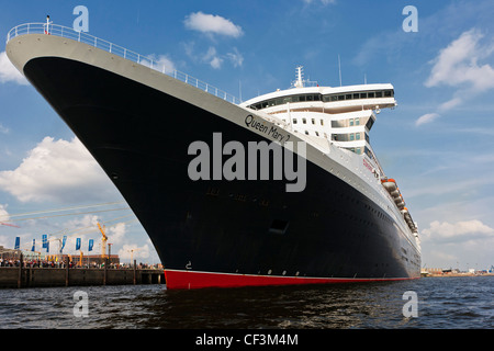 Cruis liner "Queen Mary 2' sailng dal porto di Amburgo, Amburgo, Germania, Europa Foto Stock