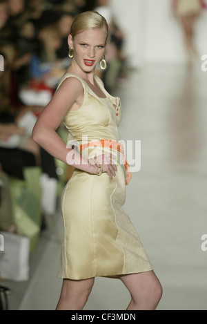 Esteban Cortezar pronto a indossare New York Primavera Estate fashion show model Anna V capelli biondi off faccia grande oro hooped doppia Foto Stock