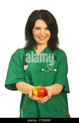 Sorridente lavoratore di salute della donna che offre apple isolati su sfondo bianco Foto Stock