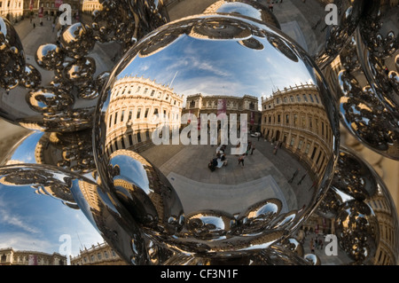 I riflessi della Royal Academy Courtyard di Anish Kapoor 'Tall Tree e l'occhio' scultura, una disposizione di 76 sfere lucido Foto Stock