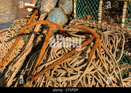 Rusty ancore, corde e galleggianti di pesca sul porto di Bridlington. Foto Stock