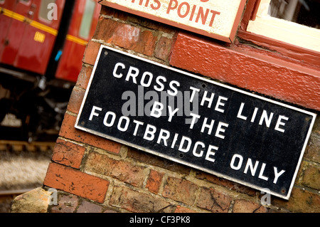 "CROSS DELLA LINEA CON LA PASSERELLA solo segno su una casella segnale sulla North York Moors Ferrovia a Goathland, una stazione e junctio Foto Stock