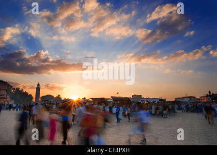 Il posto Djema El Fna e la Moschea di Koutoubia al tramonto. Foto Stock