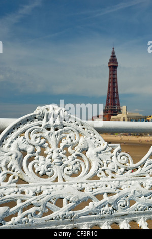 Posti a sedere ornata sul molo centrale con torre di Blackpool in background. Foto Stock