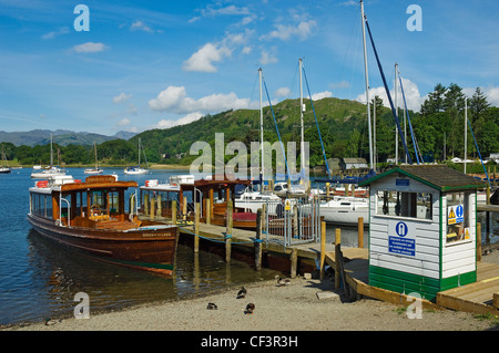 La regina del lago di imbarcazione da diporto legate a un pontile sulla riva del lago di Windermere a Ambleside. Foto Stock