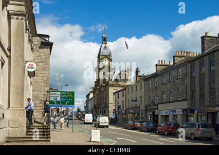 Una vista lungo Highgate a Kendal, passato negozi e banche verso il municipio. Foto Stock