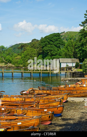 Noleggiare barche a remi sulla riva del lago di Windermere in Ambleside. Foto Stock