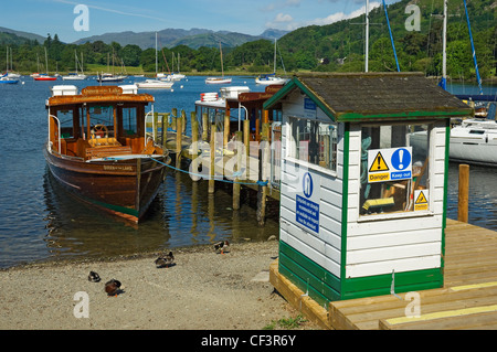 La regina del lago di imbarcazione da diporto legate a un pontile sulla riva del lago di Windermere a Ambleside. Foto Stock