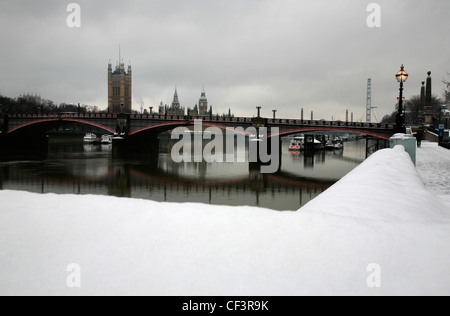 Visualizzare fino al Fiume Tamigi a Lambeth Bridge e le case del Parlamento da un snowbound Albert Embankment, Lambeth, London, Regno Unito Foto Stock