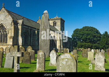 Monolite Rudston, il più alto della pietra permanente nel Regno Unito nel sagrato della chiesa di Tutti i Santi. La civiltà megalitica fu eretta intorno al 1 Foto Stock