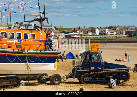 RNLI scialuppa di salvataggio "Marine Engineer' essendo trasportato sulla spiaggia. Foto Stock