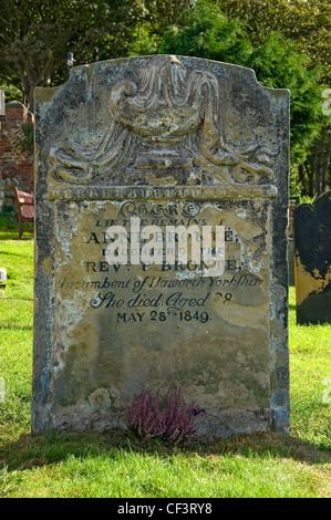 Lapide di Anne Bronte, sorella di Charlotte e Emily, in St Marys sagrato. Foto Stock