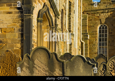 Alterò le lapidi del cimitero della chiesa di Santa Maria, la chiesa parrocchiale di Whitby sulla sommità della collina che domina la harbo Foto Stock