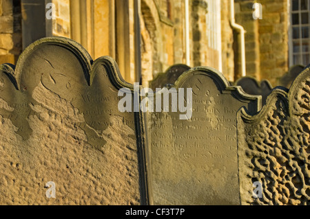 Alterò le lapidi del cimitero della chiesa di Santa Maria, la chiesa parrocchiale di Whitby sulla sommità della collina che domina la harbo Foto Stock