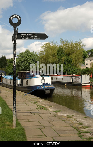 Canal barche ormeggiate su Leeds Liverpool Canal Skipton. Foto Stock