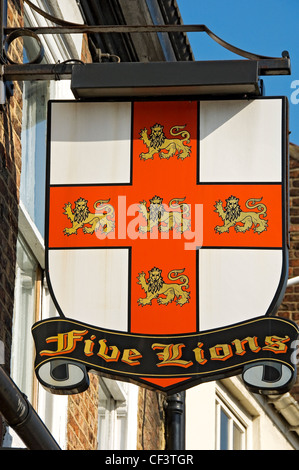 Segno appeso al di fuori dei cinque leoni hotel nel centro di York. Foto Stock