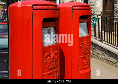 Due postboxes al di fuori di Grange-over-Sands post office. Foto Stock