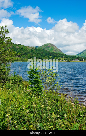 Vista su tutta Grasmere verso il timone falesia. Foto Stock