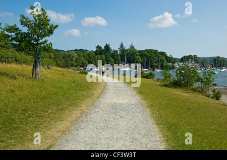 Giovane a piedi lungo il sentiero sul Glebe dal lago di Windermere, Inghilterra del più grande lago. Foto Stock