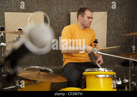 Il batterista vicino drumkit. microfono in fuori della messa a fuoco Foto Stock