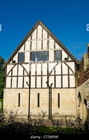 L'hospitium, un pittoresco del XIV secolo ha elencato la costruzione che si affaccia sul museo dello Yorkshire e Museo Giardini. Foto Stock