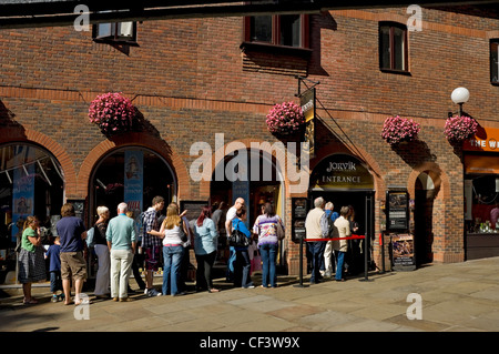 I visitatori in coda fuori l'ingresso per il Jorvik Viking Centre in estate. Foto Stock