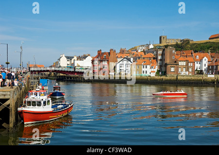 Imbarcazioni da diporto nel trafficato porto a Whitby. Foto Stock