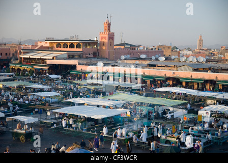 La Djema El Fna mercato al tramonto. Foto Stock