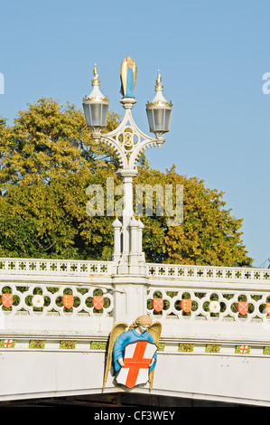 Close up di stile gotico su Lendal Bridge, un ponte in ferro completata nel 1863 attraversando il fiume Ouse. Foto Stock