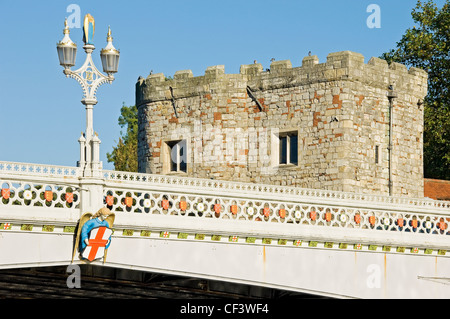 Close up di stile gotico su Lendal Bridge, un ponte in ferro completata nel 1863 attraversando il fiume Ouse. xiv secolo Lendal T Foto Stock