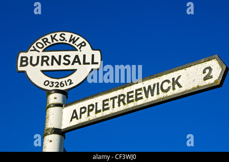 Cartello stradale a Burnsall che mostrano la direzione e il chilometraggio di Appletreewick. Foto Stock