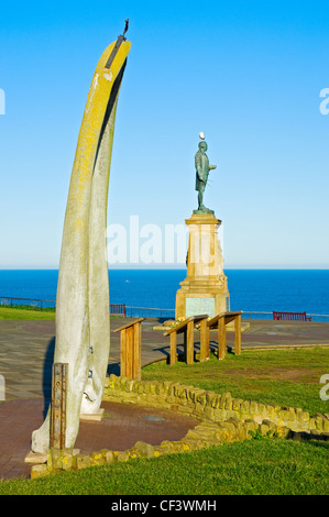 Un whalebone arch per commemorare una volta la grande industria baleniera a Whitby e una statua del Capitano Cook che ha servito la sua barca a vela ap Foto Stock