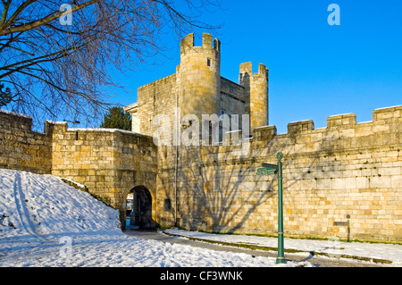 Walmgate Bar, il più completo dei quattro principali gateway medievale della città e le mura della città in inverno. Foto Stock