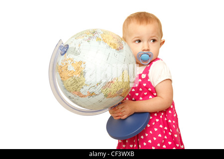 Ritratto di bambina con globo in mani, su di esso. Sfondo bianco. Formato orizzontale. Foto Stock