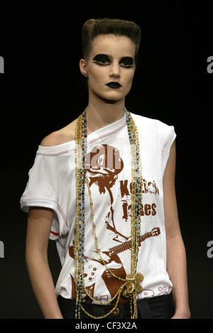 Xuly Bet Parigi pronto a indossare Primavera Estate modello brunette capelli viso off laminati in quiff indossando occhio nero make up, lunga Foto Stock