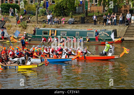 Le squadre si preparano a competere in York Rotary Dragon Boat Challenge sul fiume Ouse. Foto Stock