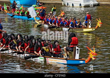 Le squadre si preparano a competere in York Rotary Dragon Boat Challenge sul fiume Ouse. Foto Stock