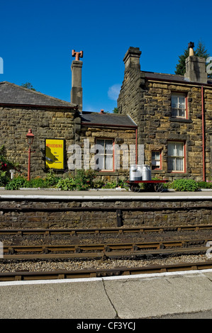 Un vecchio annuncio pubblicitario per il Woodbine sigarette sulla piattaforma di Goathland stazione ferroviaria sulla North Yorkshire Moors Railway. Foto Stock