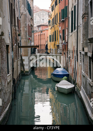 Barche sul Rio San Aponal CANAL - Venezia, Venezia, Italia e Europa Foto Stock