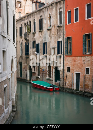 Barca sul Rio San Aponal CANAL - Venezia, Venezia, Italia e Europa Foto Stock