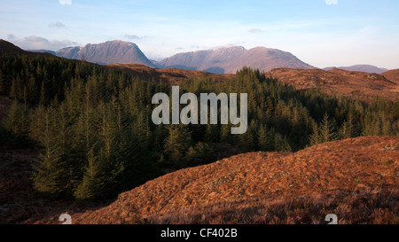 Il Applecross colline di Sgurr un Chaorachain e Beinn Bhan da Reraig Lochcarron Highlands scozzesi Scotland Regno Unito Foto Stock