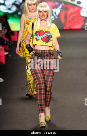 Betsey Johnson rosa raccolta Patch New York pronto a indossare Autunno Inverno 2011 2012 Foto Stock