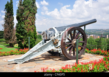 Storico cannone navale e giardini terrazzati, l'Unione edifici, Meintjieskop, Pretoria, provincia di Gauteng, Repubblica del Sud Africa Foto Stock