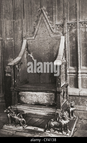 L incoronazione sedia, Westminster Abbey, City of Westminster, Londra, Inghilterra. Qui si vede con la pietra di Scone. Foto Stock