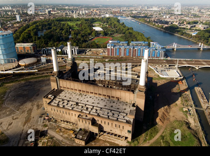 Vista aerea di Battersea Power Station. La prima parte della stazione è stata completata nel 1939 e l'edificio è ora essendo conver Foto Stock