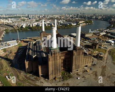Vista aerea di Battersea Power Station. La prima parte della stazione è stata completata nel 1939 e l'edificio è ora essendo conver Foto Stock