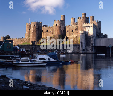 Piccole imbarcazioni ormeggiate lungo il fiume Conwy da Conwy Castle, costruito dal monarca inglese Edward Ho tra il 1283 e il 1289 come uno Foto Stock