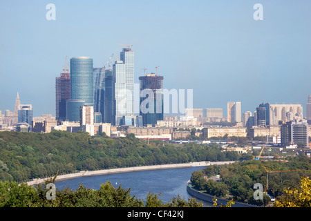 Città di Mosca vista urbano costruzione alta raschiatore edificio grattacielo business center edifici in vetro cemento Mosca Foto Stock