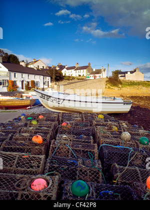 Reti di aragosta nel porto del piccolo villaggio di pescatori di Moelfre. Foto Stock