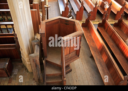 Pulpito e banchi nella chiesa di Santa Maria a Shelton, Norfolk, Inghilterra, Regno Unito. Foto Stock